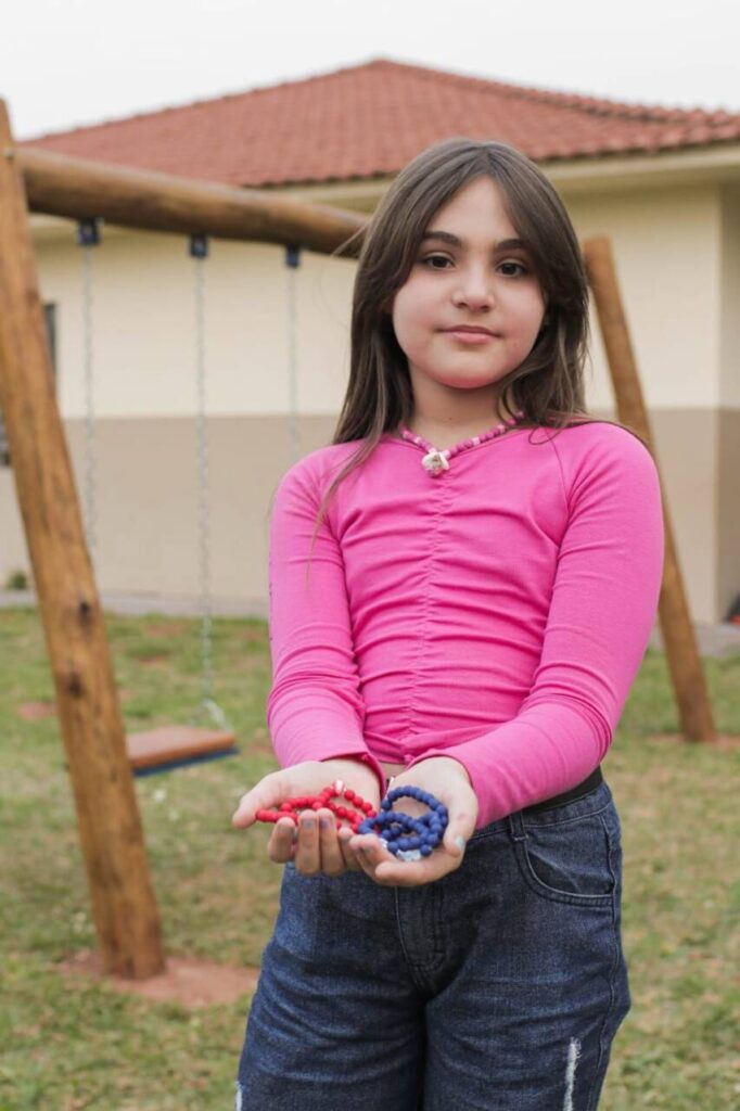 Menina De 8 Anos Vende Pulseiras Para Construir Parquinho Na Escola Em