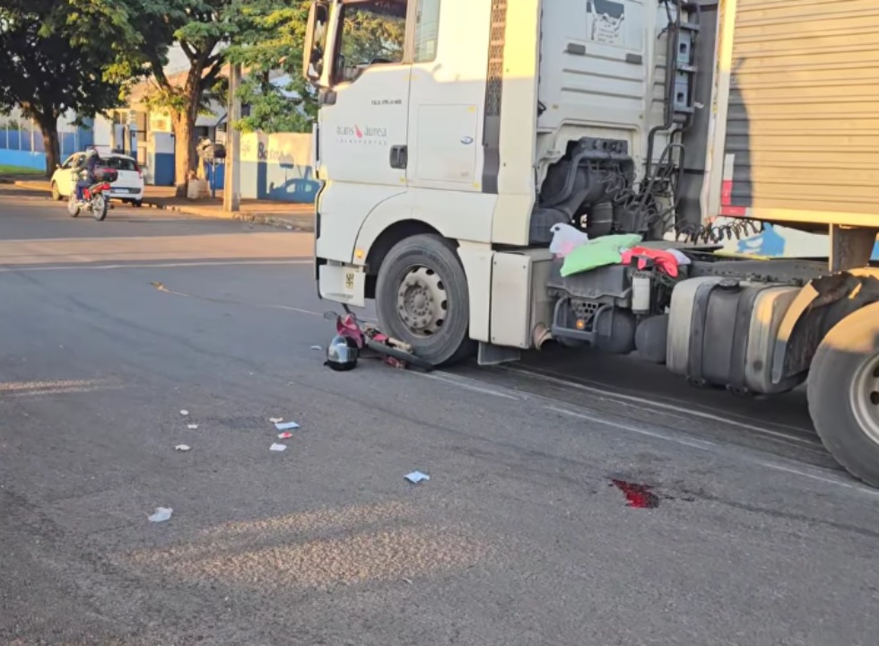 Motociclista Fica Gravemente Ferida Ao Ser Atingida Por Carreta Entre