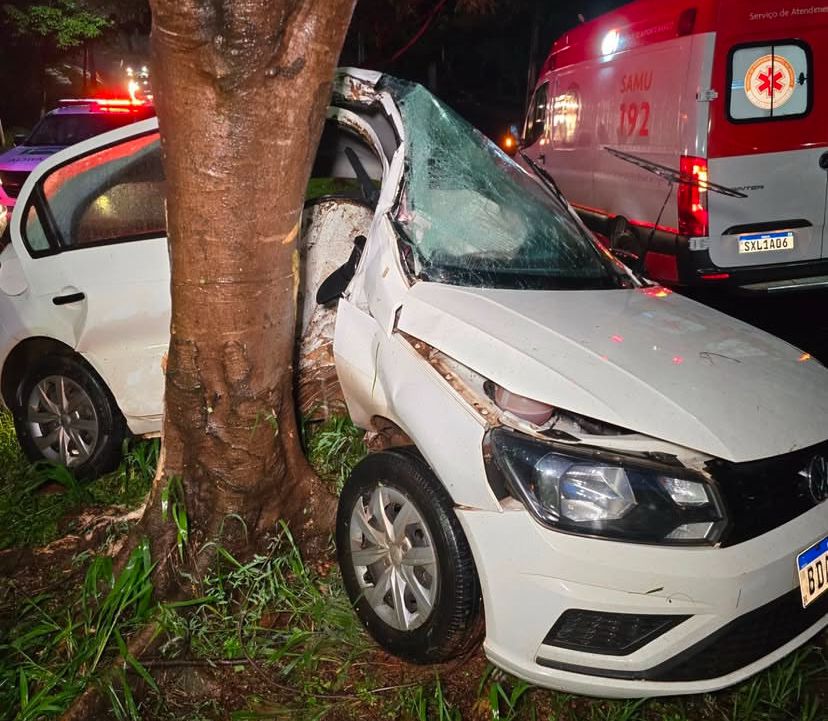 Durante forte chuva em Maringá motorista perde controle do carro e