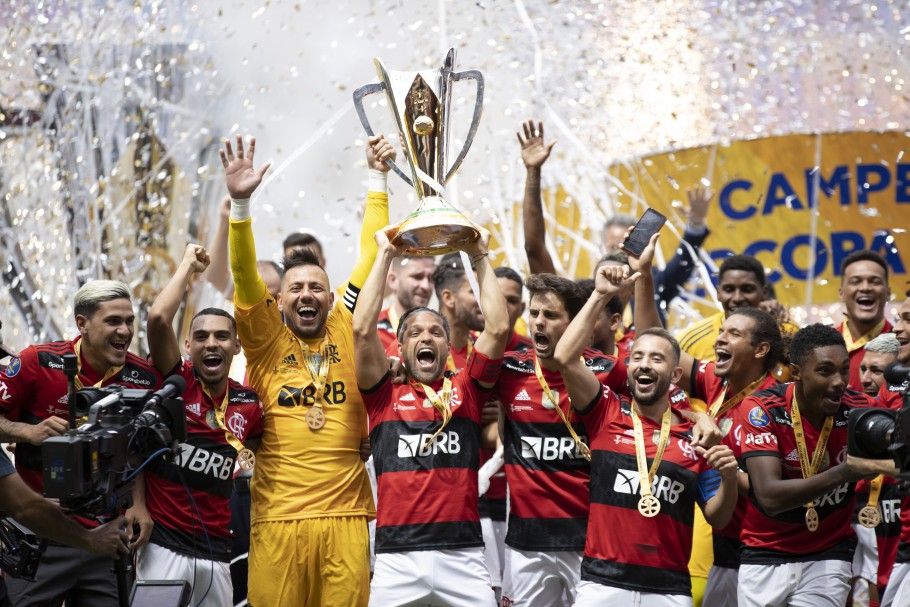 Nos pênaltis, Flamengo vence o Palmeiras e conquista o Brasileirão