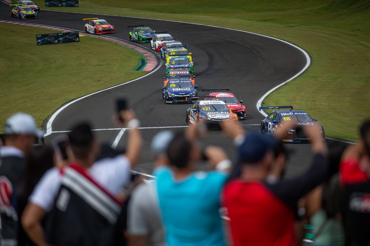 Noticias  Nelson Piquet Jr garante lugar na quarta fila em Tarumã