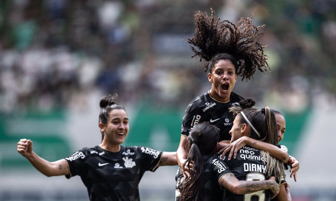 MARINGÁ - Corinthians aplica goleada no Palmeiras e vai à final do