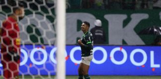 MARINGÁ - Corinthians aplica goleada no Palmeiras e vai à final do