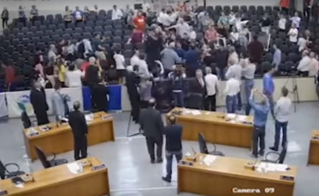 confusão na camara (Medium)