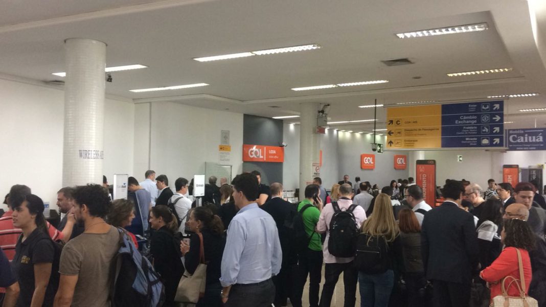 fila no aeroporto