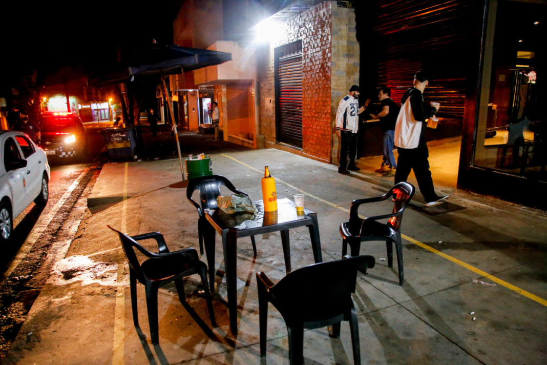 bares Bares desrespeitando decreto municipal foram fechados durante operação