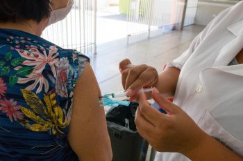 Todos os grupos de risco da campanha de vacinação 2020 podem se vacinar contra a gripe enquanto durarem os estoques