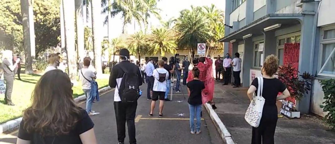 manifestação Aulas remotas não são bem vistas por alunos da Universidade Estadual de Maringá