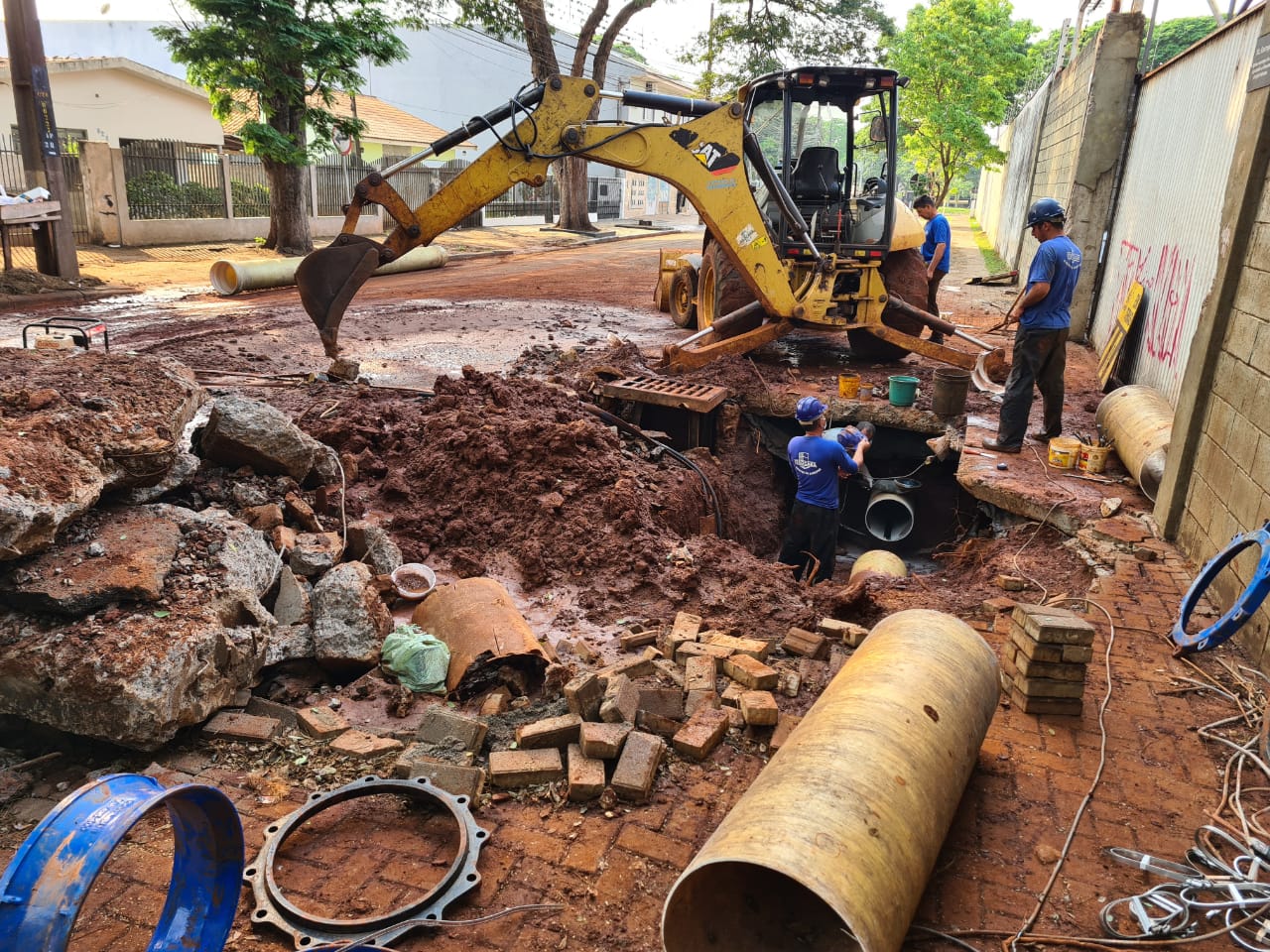 Rompimento de tubulação da Sanepar leva transtorno à Avenida São Domingos e  pode afetar abastecimento de água - Maringá Post