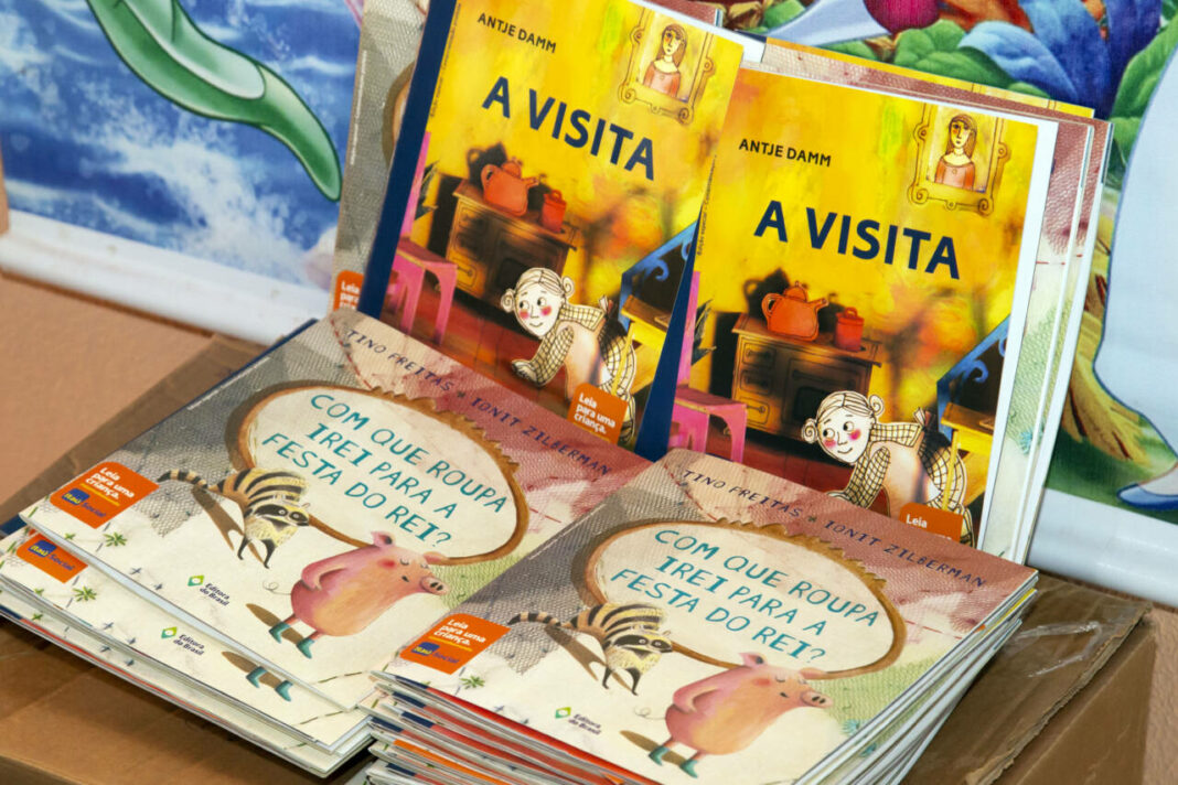 Entrega livros - CMEI Ivatuba (4) Livros infantis