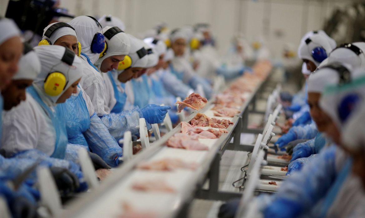 Arábia suspende compra de frango de 11 frigoríficos brasileiros