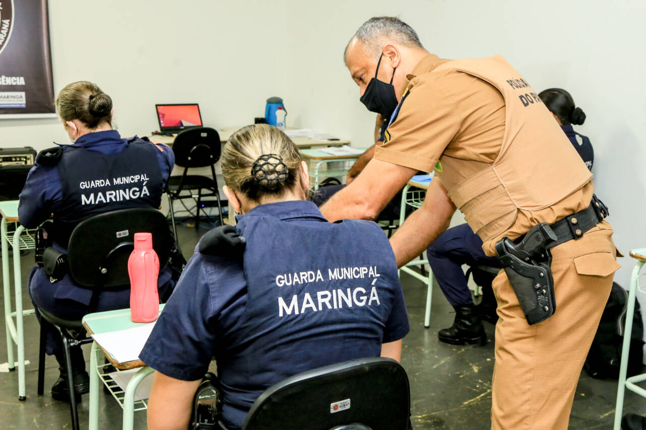 Guardas municipais treinam uso de arma elétrica - Prefeitura de Curitiba