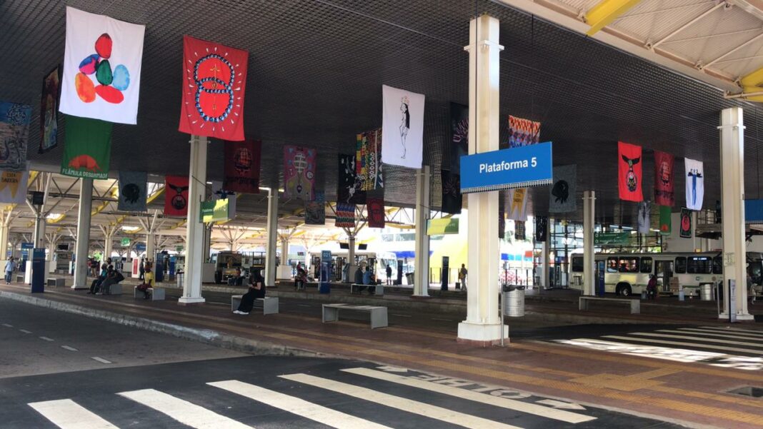 niver Exposição de bandeiras no terminal urbano de Maringá