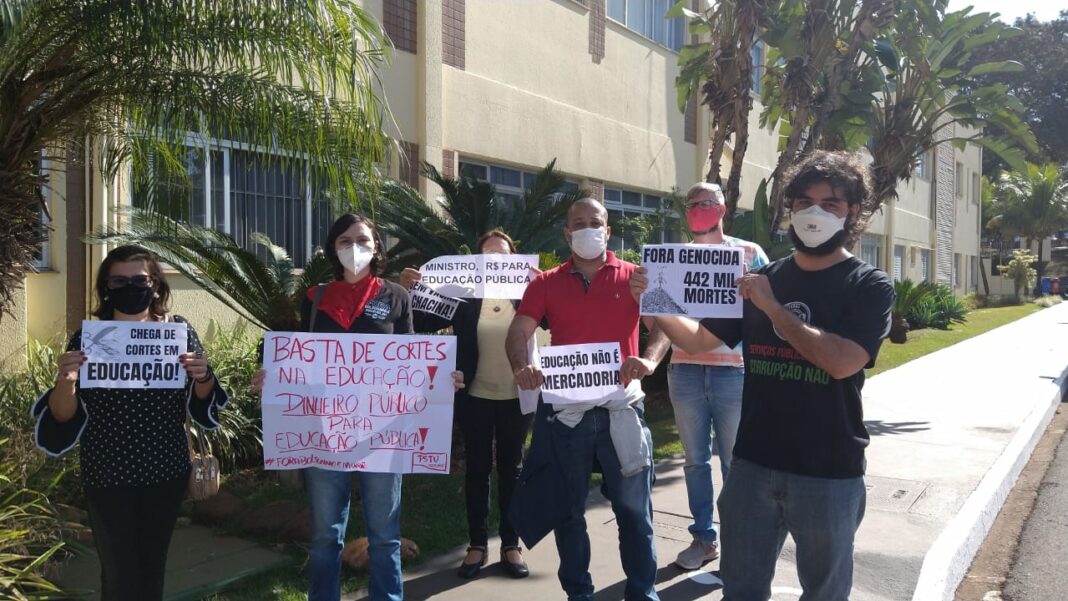 protesto_ministro Professores de Maringá fazem protesto durante visita de ministro da Educação