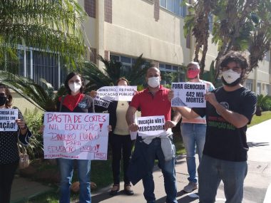 Professores de Maringá fazem protesto durante visita de ministro da Educação