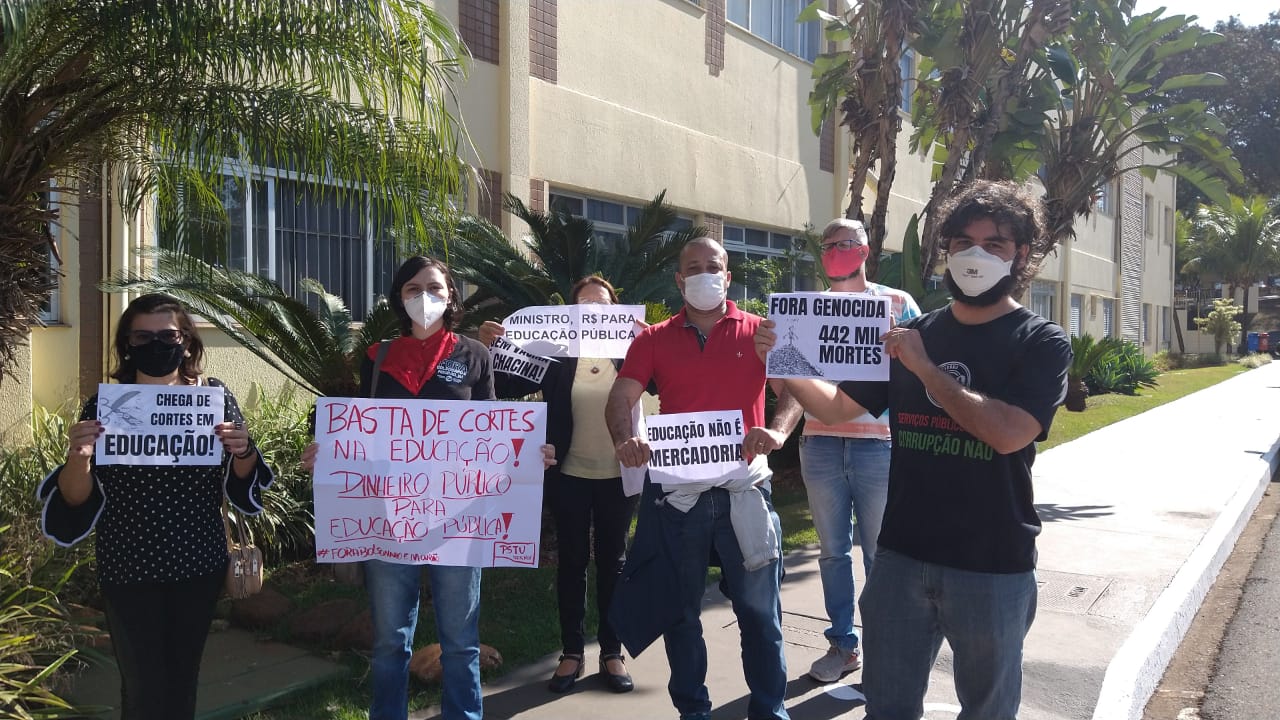 Professores de Maringá fazem protesto durante visita de ministro da Educação