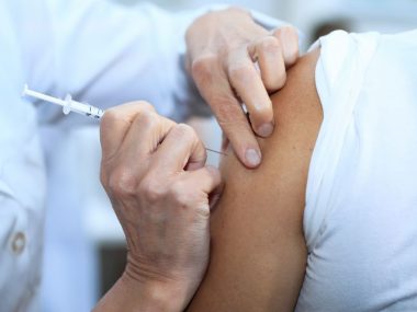 vacina braço agulha