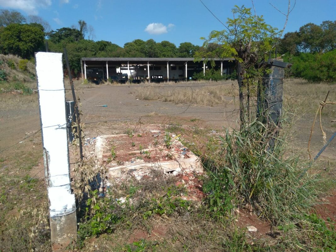 moco imóvel abandonado