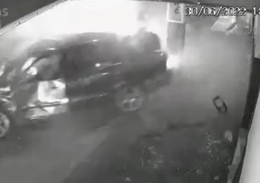 Homem capota o carro em fuga da polícia após atropelar namorada e amigos