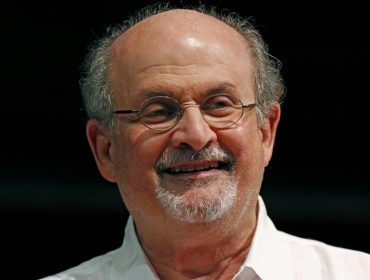 Irã culpa Salman Rushdie e apoiadores por atentado sofrido pelo escritor