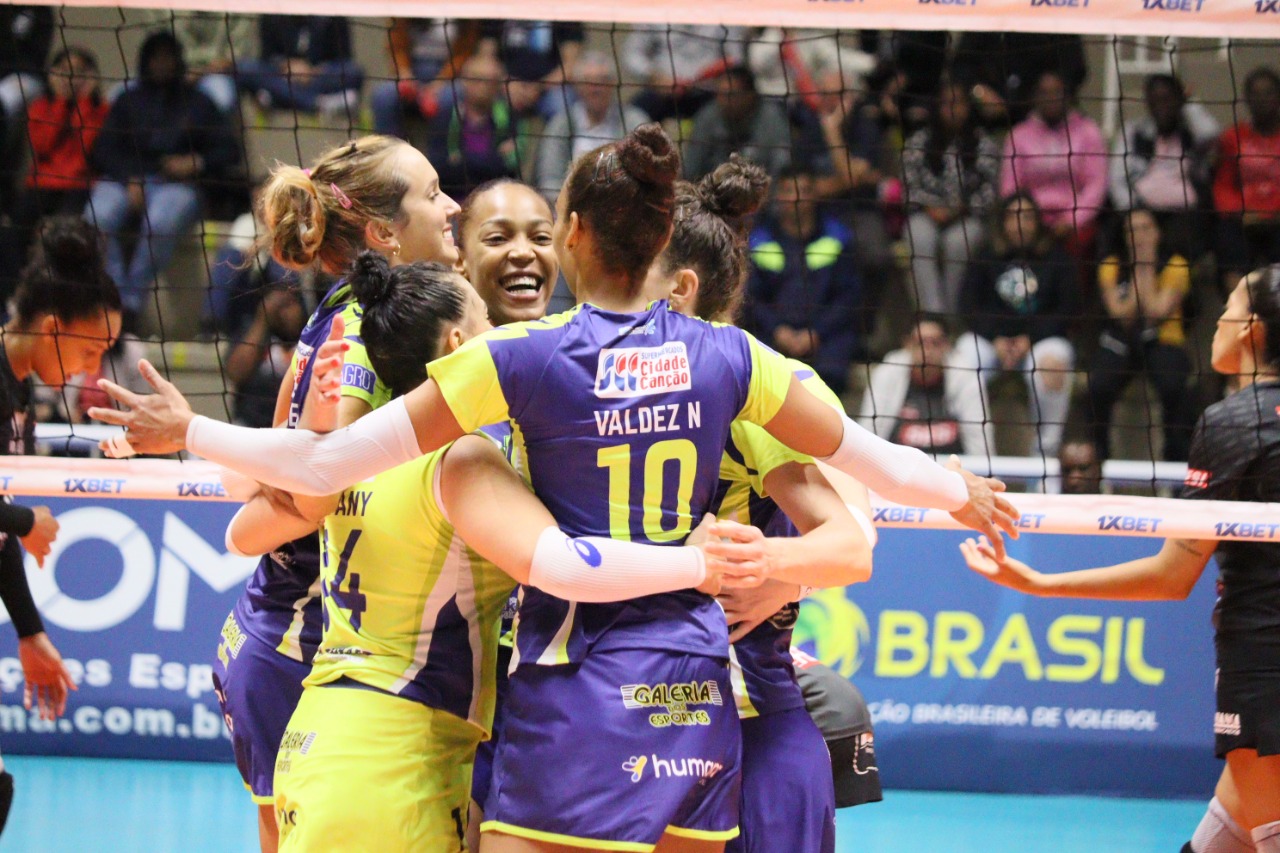 Equipe de vôlei feminino de Apucarana estreia na Liga de Maringá