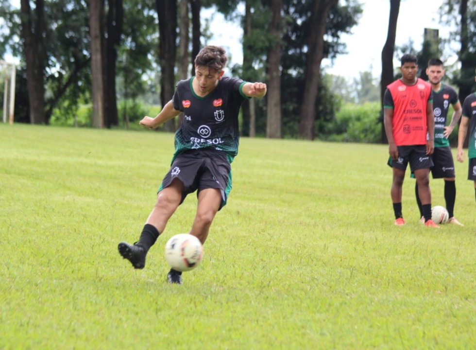 Maringá Futebol Clube - Maringá Futebol Clube renova o contrato com o  zagueiro Wesley Santos até outubro de 2025