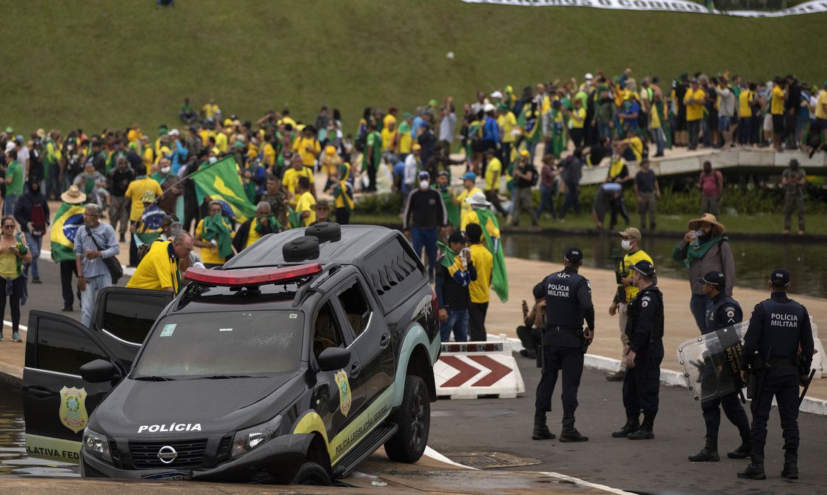 Manifestantes fazem ato contra governo no dia 8 de janeiro 2023