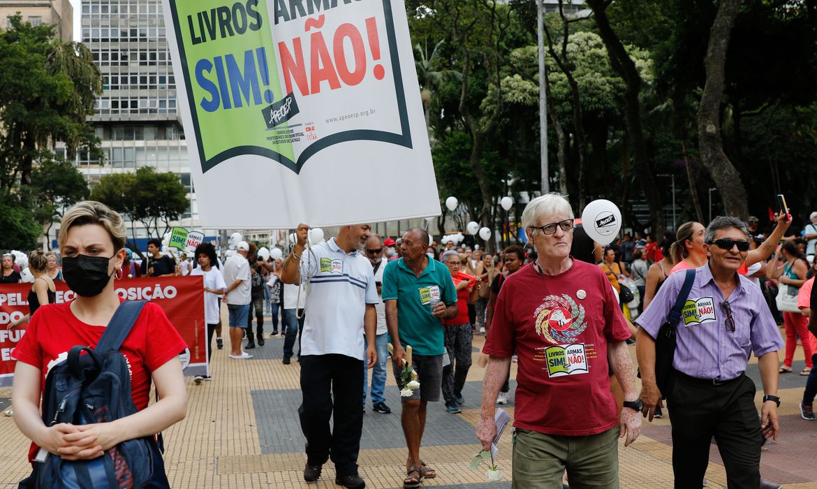 protesto contra violência nas escolas