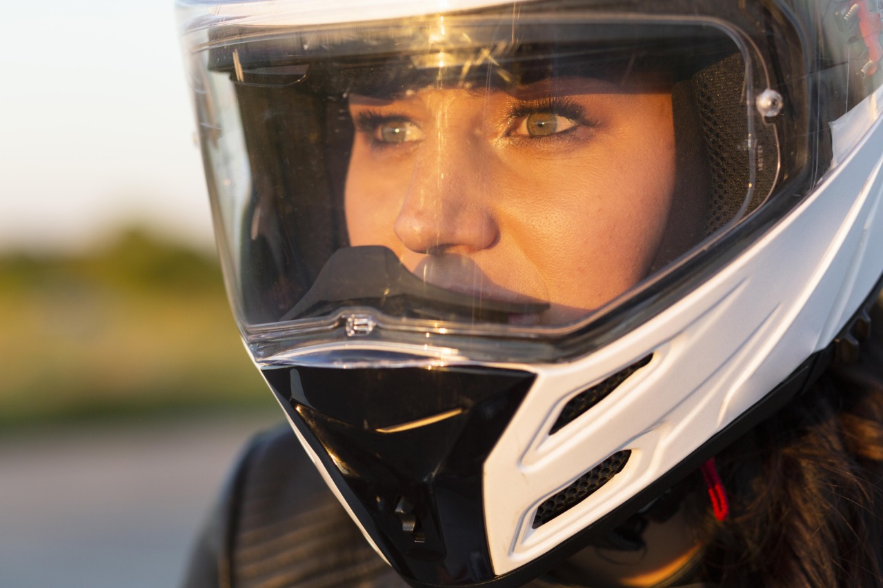motociclista com capacete