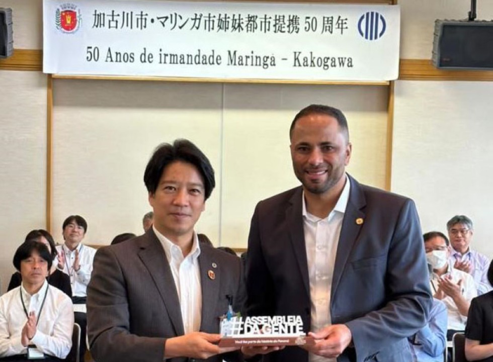 O deputado Do Carmo (União) ao lado do prefeito da cidade japonesa, Yasuhiro Okada.