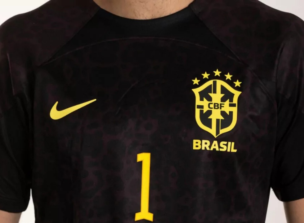 camiseta preta seleção brasileira