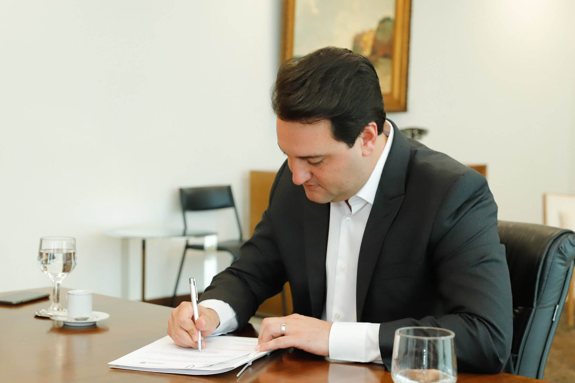 O governador Carlos Massa Ratinho Junior assinou nesta sexta-feira (04) o decreto com a nova tabela do Piso Regiona