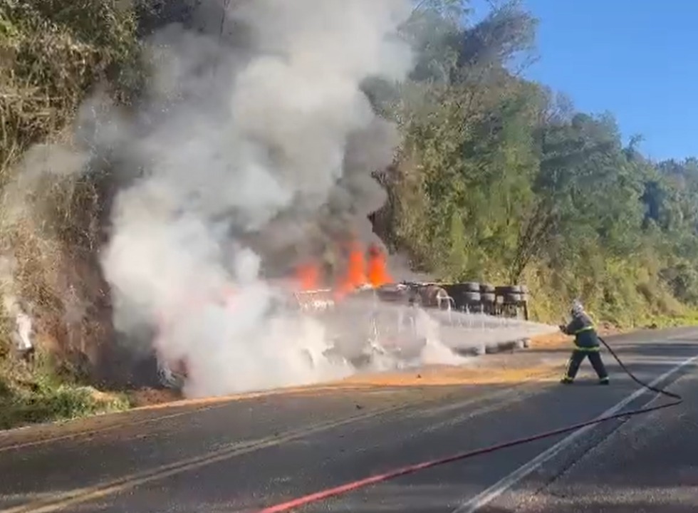 caminhão pega fogo BR-277