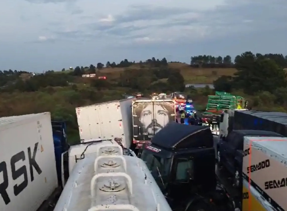 Vídeo mostra momento do engavetamento na BR-277; veja