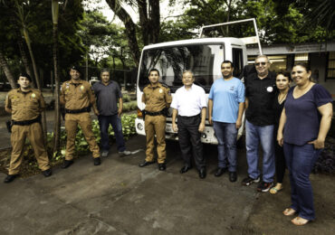 Polícia Militar de Maringá faz doação de caminhão plataforma para a UEM