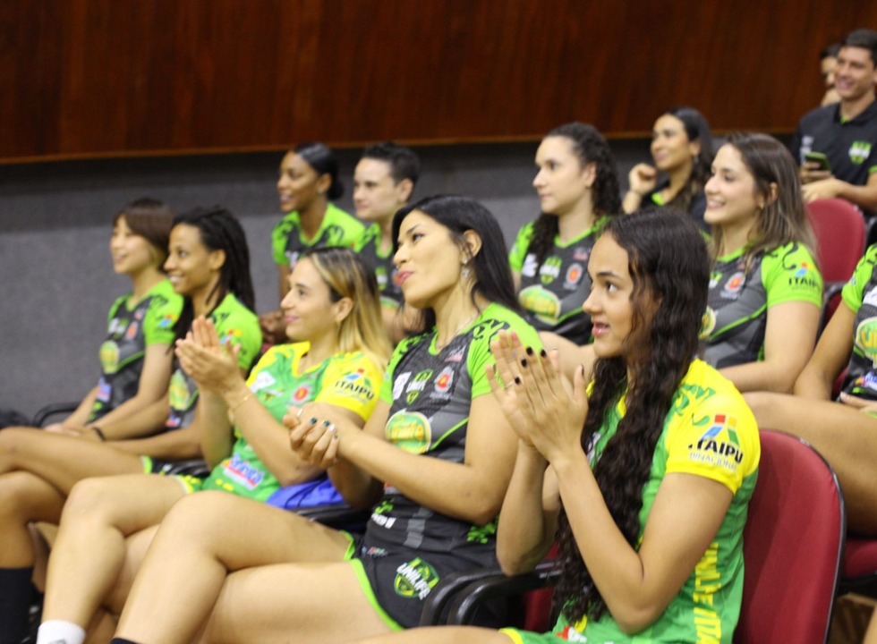 Equipe de vôlei feminino de Apucarana estreia na Liga de Maringá