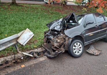 Motorista fica ferido após colidir carro contra barreira de proteção na rodovia, em Iguatemi