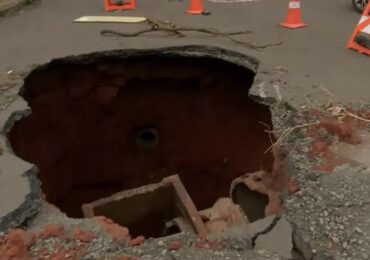 Vias são interditadas após abertura de cratera no Jardim Bertioga, em Maringá
