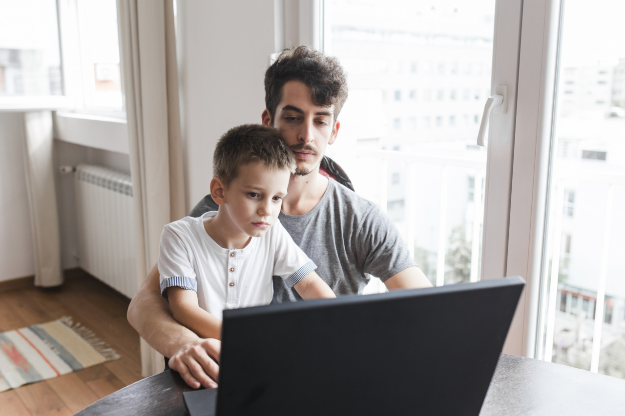 pai ensinando filho no computador
