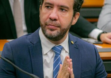 Áudio vazado revela suposto esquema de "rachadinha" do deputado André Janones