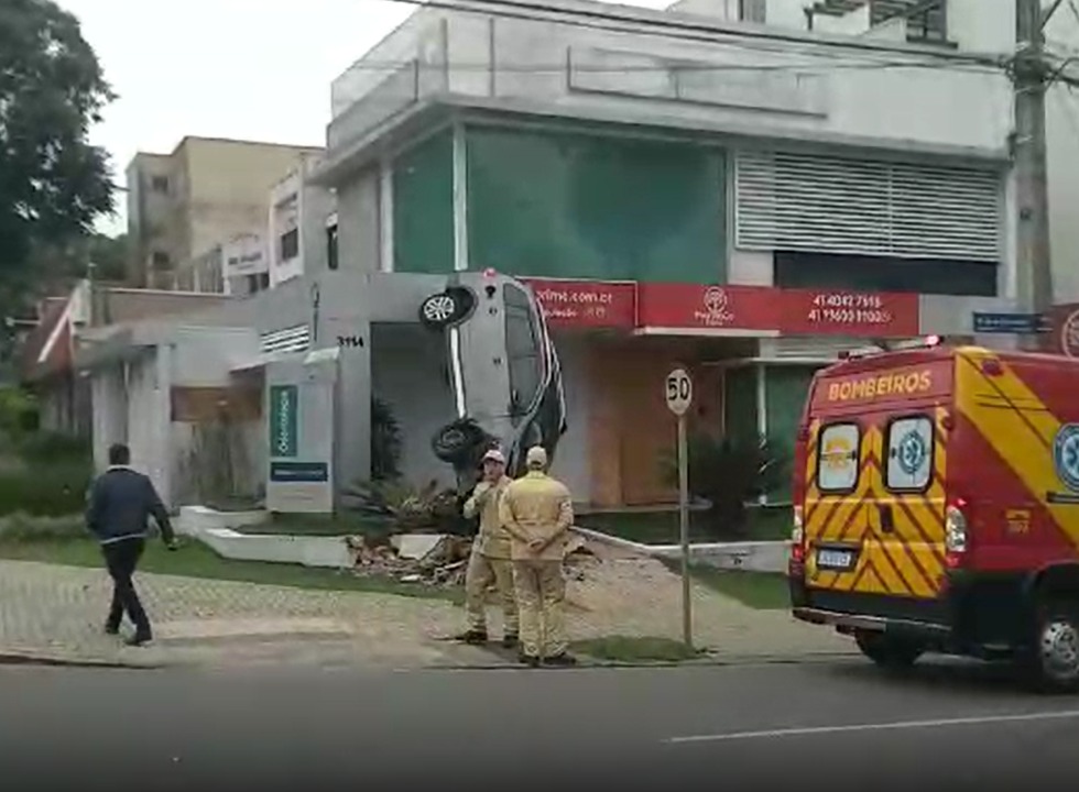 carro pendurado na vertical