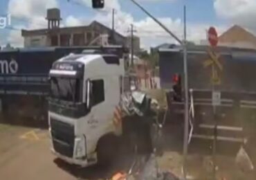 Caminhão fura sinal, provoca descarrilamento de trem e invade casa em Rolândia; vídeo