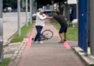 Motorista tenta atropelar ciclista e leva spray de pimenta no rosto; vídeo