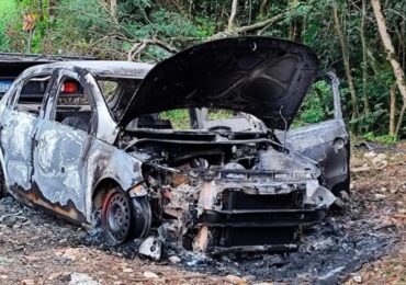 Carro usado por atiradores que mataram juiz aposentado é encontrado queimado