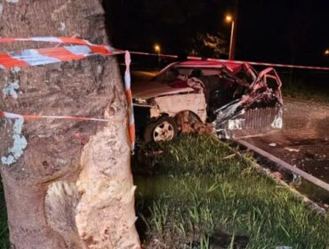 Motorista morre após colidir contra árvore em Maringá; passageiro ficou gravemente ferido
