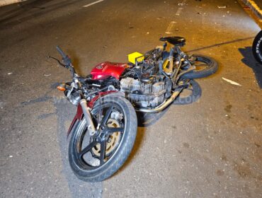 Motociclista fica ferido após ser atropelado por carro que invadiu calçada, em Maringá
