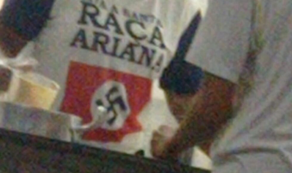 funcionaria-camiseta-simbolos-nazistas