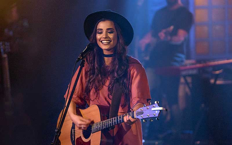 Cantora gospel, Isadora Pompeo passa mal e desmaia durante show em Goiás