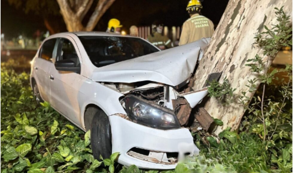 Acidente Em Maringa Dois Jovens Ficam Feridos Apos Carro Colidir Contra Arvore