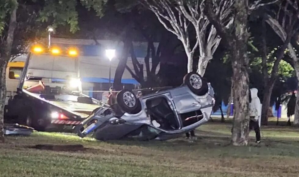 Motorista Perde O Controle E Capota O Carro Na Rotatoria Da Vila Operaria Em Maringa